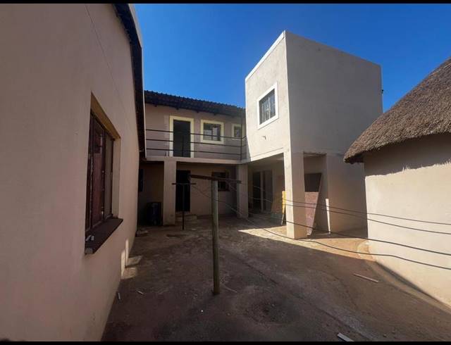 21 BEDROOM HOUSE FOR SALE IN PROTEA SOUTH